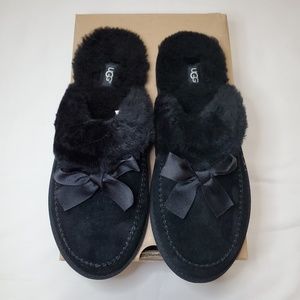 Women's Black Ugg Hafnir w/bow. Black size 9